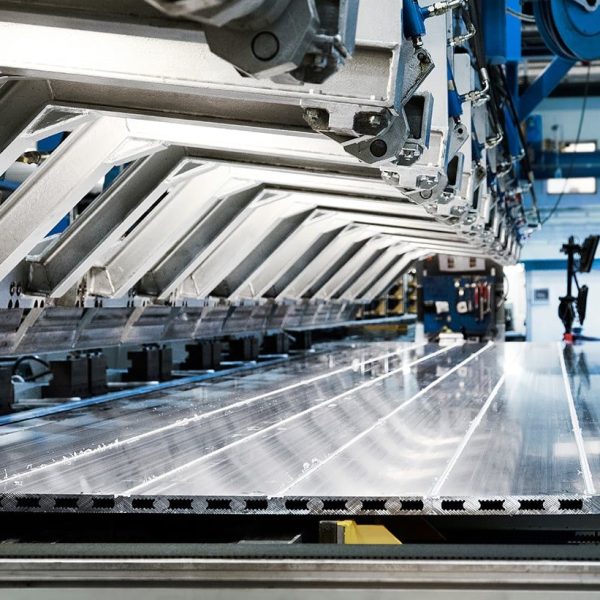 Aluminiumsprofiler på vei ut av en ekstruderingspresse i Hydros produksjon
