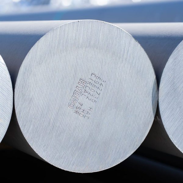 Ekstruderingsblokker i aluminium med støpemerking, klare for pressing til profiler