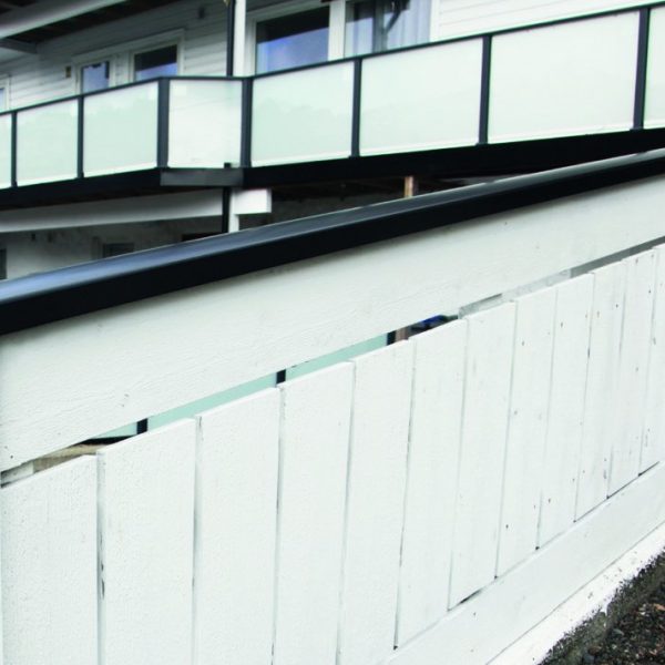 EASYrail topprekke montert på hvitmalt rekkverk – Portmann AS